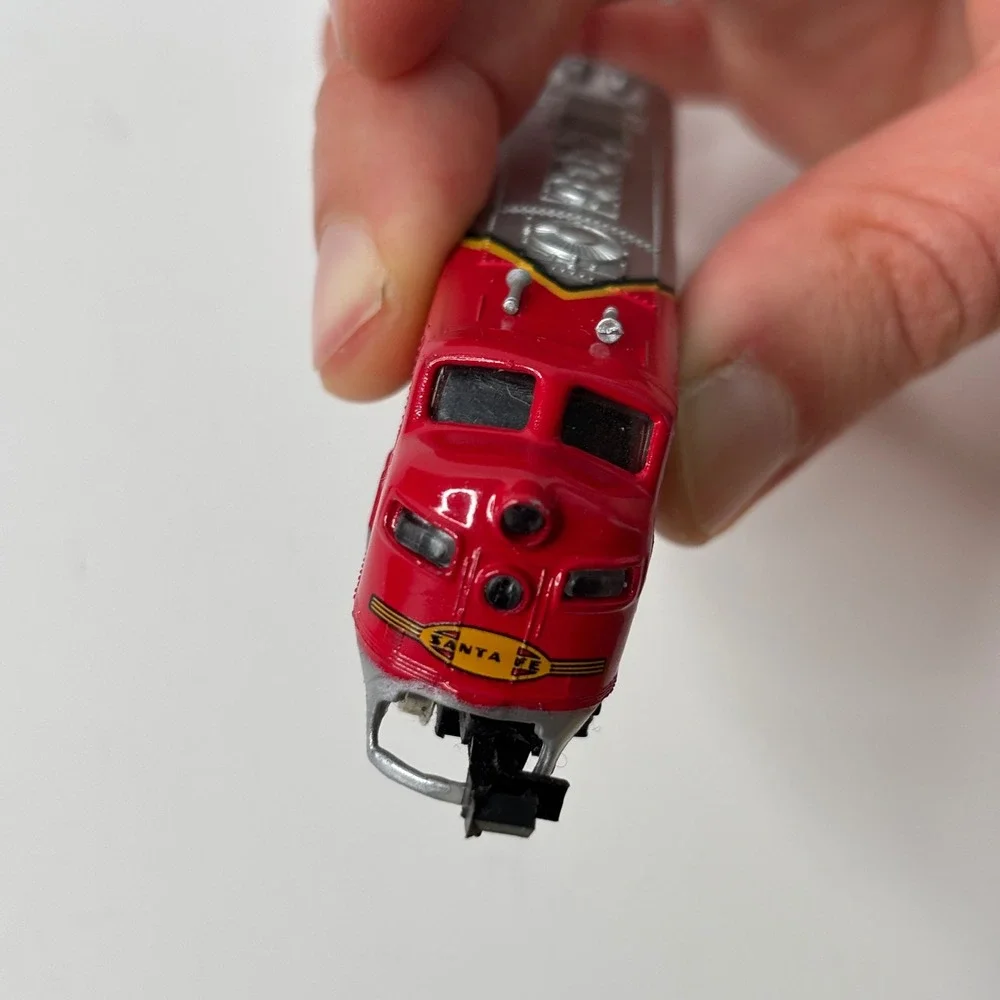 N-Scale Bachmann Santa Fe F7-A Dummy Non-Powered Diesel Locomotive #215‎ Train